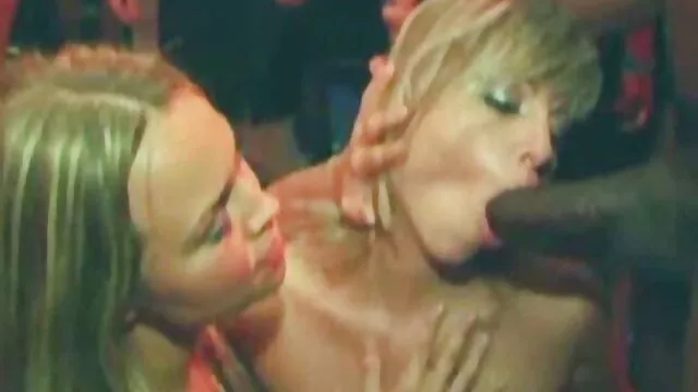 Porno không đăng ký  Trong khi núm vú đang mặc cả với người bán, anh ta kín đáo gỡ bánh của cô phim séc thu dam ra