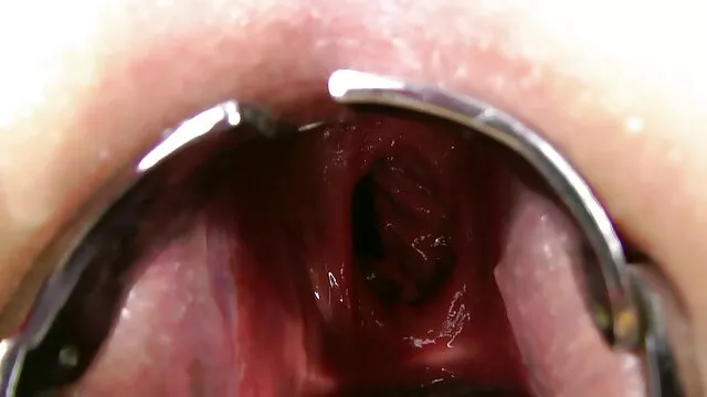 Porno không đăng ký  Hai nữ phục vụ mặc đồng phục màu hồng hôn nhau say đắm phim séc gái già trong quán cà phê vắng người