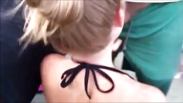Porno không đăng ký  Ba cô bạn gái tóc vàng tạo dáng trên giường phim séc tây và bắt đầu hôn nhau