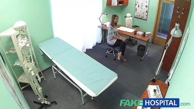 Porno không đăng ký  Một người đàn ông liếm một L. của một busty phim séc hd cô gái và khoai tây chiên cô ấy cạo âm đạo bên hồ bơi