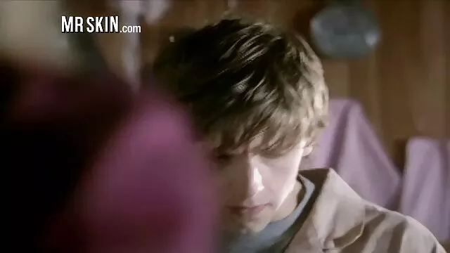 Porno không đăng ký  Cô chủ đi giày cao gót màu đen, đeo một chiếc quai sex séc hậu khổng lồ
