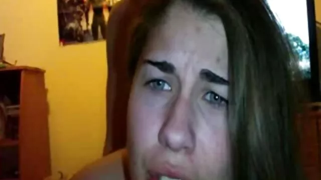 Porno không đăng ký  Một người đàn ông trên xem séc một da đi văng fucks một mảnh mai brunette trong các đít