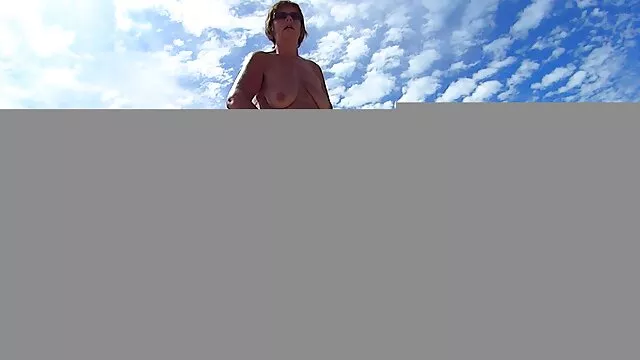Porno không đăng ký  Nóng brunette dàn dựng một buổi biểu diễn khiêu dâm cho xem séc hay trang web jerkers