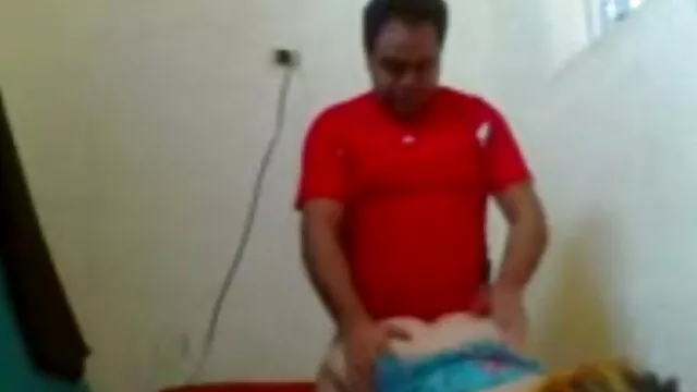 Porno không đăng ký  Một người đàn ông trưởng thành với một hói đầu trên của anh ấy đầu chị một bạn gái trong đen phim séc hen tai vớ trên những giường