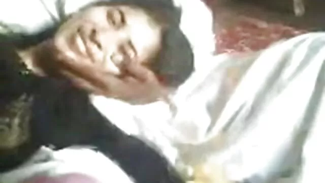 Porno không đăng ký  Sau khi tắm rửa sạch sẽ cơ thể, phom séc người phụ nữ lau khô đùi và âm hộ.