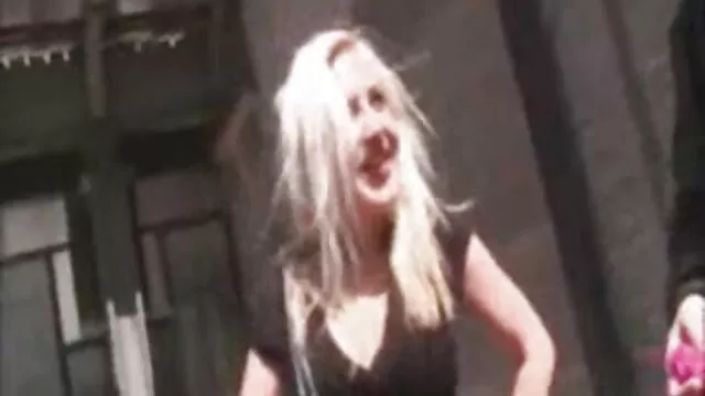 Porno không đăng ký  Cô gái tìm cách trả tiền mua hàng trong cửa phím séc 2018 hàng với một cú thổi kèn