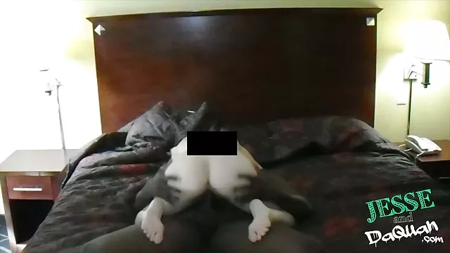 Porno không đăng ký  Busty brunette trong đen phim séc nước ngoài đồ lót cố gắng trên quần short trắng