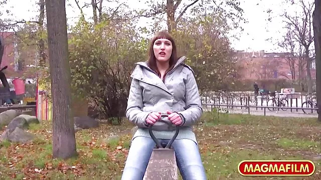 Porno không đăng ký  Một mỏng, rám nắng tóc vàng bởi những hồ xem phim séc miễn phí bơi vuốt ve cô ấy L. với một máy rung và cums