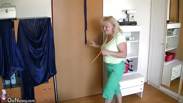 Porno không đăng ký  American đàn bà trong vớ và latina séc loạn luân mẹ con trong giày thể thao làm cho cunnilingus đến một trẻ lesbian nằm trên bàn